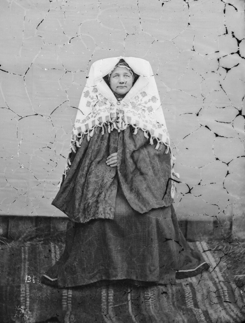 «Brud fra Grungedal (Reisedragt)», fotografert tidleg i 1870-åra. Portrettet er del av ein samling der Knudsen har dokumentert norske folkedrakter. Ubb-kk-nf-131.