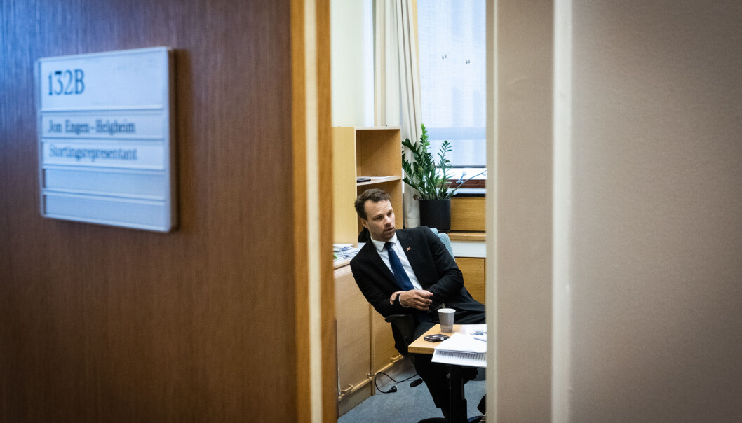 Stortingsrepresentant Jon Helgheim i kontorstolen på Stortinget. Stortingsrepresentant Jon Helgheim i kontorstolen på Stortinget.