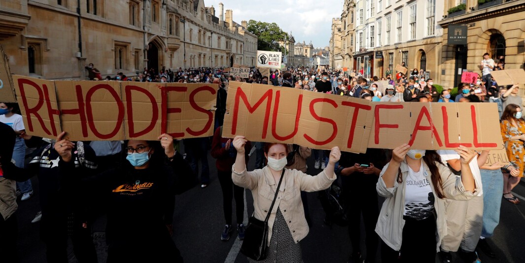 Demonstranter krever at en statue av imperialisten Cecil Rhodes fjernes fra University of Oxford denne uka. Demonstranter krever at en statue av imperialisten Cecil Rhodes fjernes fra University of Oxford denne uka.