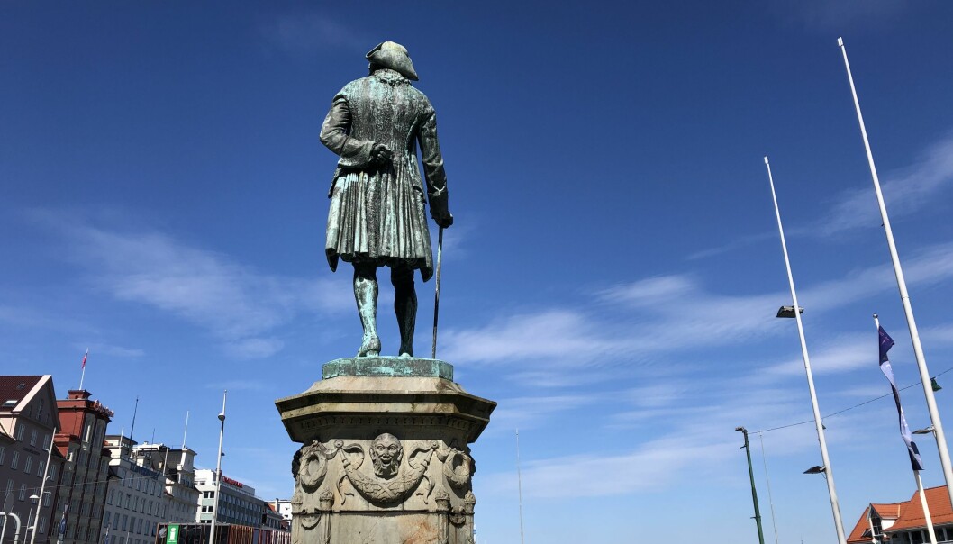 Holberg-statuen har stått på Vågsalmenningen siden 1884. Holberg investerte i det dansk-norske handelskompaniet på 1700-talet, som hadde einerett på slavehandelen i riket.
