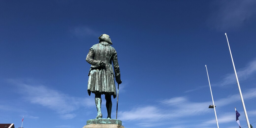 Statue av Ludvig Holberg på Vågsalmenningen i Bergen.
