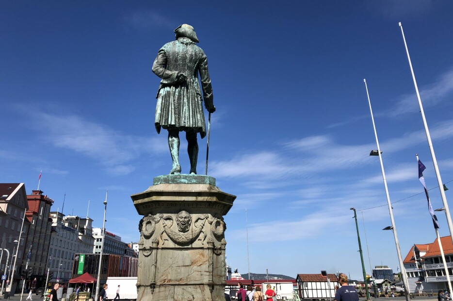 Holberg-statuen har stått på Vågsalmenningen siden 1884. Holberg investerte i det dansk-norske handelskompaniet på 1700-talet, som hadde enerett på slavehandelen i riket.