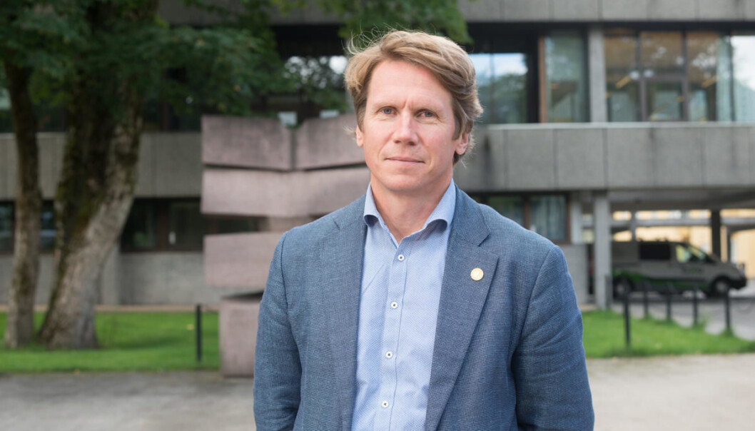 — Holberg var slett ingen helgen, men han er uten tvil en skikkelse som har formulert og fremmet mange av de verdiene man i dag tenker på som universelle, mener Jørgen Sejersted. — Holberg var slett ingen helgen, men han er uten tvil en skikkelse som har formulert og fremmet mange av de verdiene man i dag tenker på som universelle, mener Jørgen Sejersted.