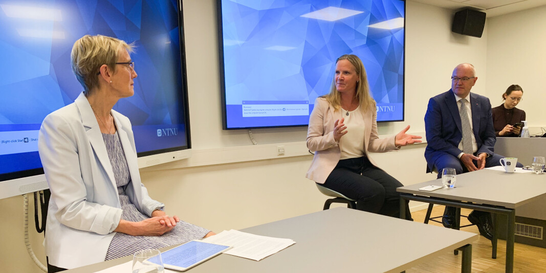 NTNU-rektor Anne Borg og områdedirektør for politikk i NHO, Mari Sundli Tveit, diskuterte arbeidslivsrelevans under et frokostmøte onsdag. Tidligere rektor ved NTNU, Gunnar Bovim, var ordstyrer. NTNU-rektor Anne Borg og områdedirektør for politikk i NHO, Mari Sundli Tveit, diskuterte arbeidslivsrelevans under et frokostmøte onsdag. Tidligere rektor ved NTNU, Gunnar Bovim, var ordstyrer.