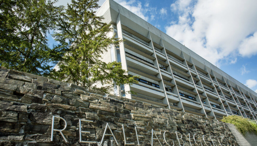 Mannen jobbet tidligere ved Det matematisk-naturvitenskapelig fakultet ved Universitetet i Bergen. Han er for tiden sykemeldt fra stillingen som førsteamanuensis og vil få utbetalt en årslønn for å slutte så snart han er frisk igjen, heter det i forliket. Mannen jobbet tidligere ved Det matematisk-naturvitenskapelig fakultet ved Universitetet i Bergen. Han er for tiden sykemeldt fra stillingen som førsteamanuensis og vil få utbetalt en årslønn for å slutte så snart han er frisk igjen, heter det i forliket.