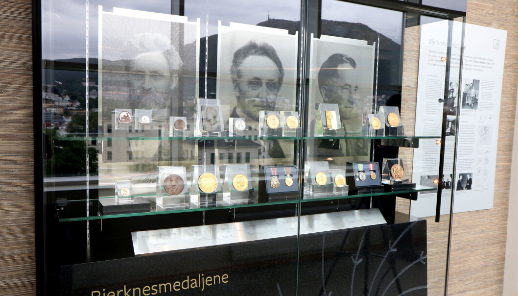 Utstilling av tre generasjoner Bjerknes-medaljer: Carl Anton Bjerknes, Vilhelm Bjerknes og Jacob Bjerknes. Utstilling av tre generasjoner Bjerknes-medaljer: Carl Anton Bjerknes, Vilhelm Bjerknes og Jacob Bjerknes.