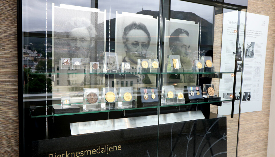Utstilling av tre generasjoner Bjerknes-medaljer: Carl Anton Bjerknes, Vilhelm Bjerknes og Jacob Bjerknes.