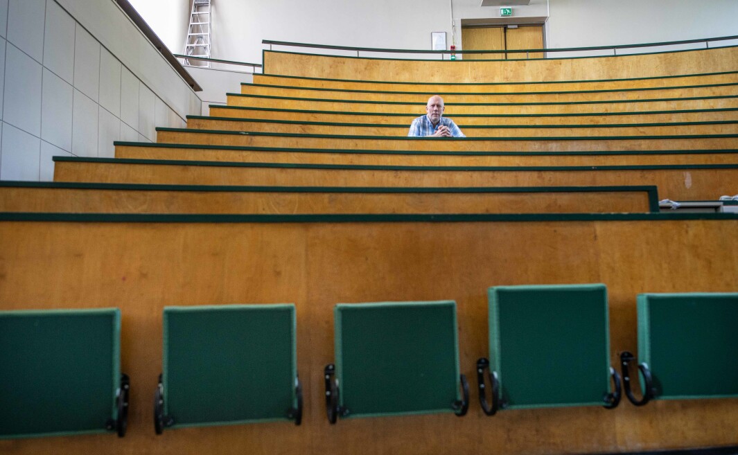 I dette auditoriet kan det samles studenter til høsten. Men før visedekan Knut Mørken vet om det kan sitte studenter på annenhver eller tredjehver pult, må UiO-ansatte ut med meterstokken. Det må være minst en meter fra skulder til skulder. I dette auditoriet kan det samles studenter til høsten. Men før visedekan Knut Mørken vet om det kan sitte studenter på annenhver eller tredjehver pult, må UiO-ansatte ut med meterstokken. Det må være minst en meter fra skulder til skulder.