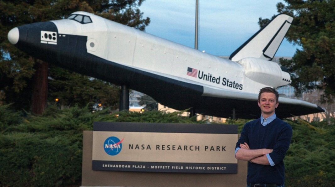 Simen Ekstrøm Sørensen (28) var én av tre norske studenter som i fjor fikk praktikantplass hos Nasa. På bildet står han utenfor Nasa Research Park i California. Simen Ekstrøm Sørensen (28) var én av tre norske studenter som i fjor fikk praktikantplass hos Nasa. På bildet står han utenfor Nasa Research Park i California.