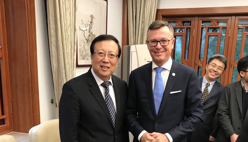 Rektor ved Universitetet i Bergen har hardnakket forsvart samarbeid med konfutsesenteret, og blant annet hevdet at samarbeidsmodellen er helt ulik andres. Her fra signereing av samarbeidsavtale sammen med president ved Peking University, Hao Ping i 2019. Rektor ved Universitetet i Bergen har hardnakket forsvart samarbeid med konfutsesenteret, og blant annet hevdet at samarbeidsmodellen er helt ulik andres. Her fra signereing av samarbeidsavtale sammen med president ved Peking University, Hao Ping i 2019.
