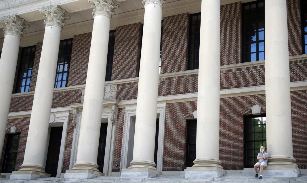 Tomt utenfor Widener Library ved Harvard University i Massachusetts. Og tomt blir det nok også for utenlandske studenter til høsten, siden universitetet har bestemt seg for å bare ha digital undervisning. Tomt utenfor Widener Library ved Harvard University i Massachusetts. Og tomt blir det nok også for utenlandske studenter til høsten, siden universitetet har bestemt seg for å bare ha digital undervisning.
