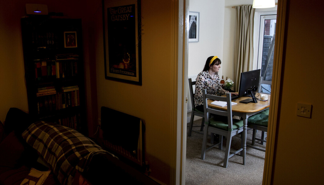 Flere forelesninger vil foregå digitalt til høsten. Det er neppe hensiktsmessig, skriver innleggsforfatterne, men stiller spørsmål ved hva man skal gjøre i stedet. På bildet er en britisk student som sitter hjemme og følger forelesninger fremfor datamaskinen under koronapandemien i vår. Flere forelesninger vil foregå digitalt til høsten. Det er neppe hensiktsmessig, skriver innleggsforfatterne, men stiller spørsmål ved hva man skal gjøre i stedet. På bildet er en britisk student som sitter hjemme og følger forelesninger fremfor datamaskinen under koronapandemien i vår.