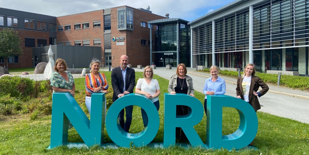 Her er deler av prosjektgruppen samlet utenfor Nord universitet. Anne R. Pedersen (direktør for Fakultet for sykepleie og helsevitenskap, Nord universitet), Elsa F. Kommedahl (leder for kvalitet og utviklingskontoret i Bodø kommune), Haakon Eichler (rådgiver/controller eieravdelingen Helse Nord), Thina M. B. Mohus (rådgiver Nordland Fylkeskommune, Astrid D. Jakobsen (seksjonsleder Nordlandssykehuset), Trine Holmvåg (prosjektleder, Fakultet for sykepleie og helsevitenskap), Nord universitet), Lisa Friborg (rådgiver KS). Her er deler av prosjektgruppen samlet utenfor Nord universitet. Anne R. Pedersen (direktør for Fakultet for sykepleie og helsevitenskap, Nord universitet), Elsa F. Kommedahl (leder for kvalitet og utviklingskontoret i Bodø kommune), Haakon Eichler (rådgiver/controller eieravdelingen Helse Nord), Thina M. B. Mohus (rådgiver Nordland Fylkeskommune, Astrid D. Jakobsen (seksjonsleder Nordlandssykehuset), Trine Holmvåg (prosjektleder, Fakultet for sykepleie og helsevitenskap), Nord universitet), Lisa Friborg (rådgiver KS).