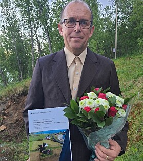 Her står Tor-Ketil Krokmyrdal med beviset på at han har en mastergrad i arkeologi. Her står Tor-Ketil Krokmyrdal med beviset på at han har en mastergrad i arkeologi.