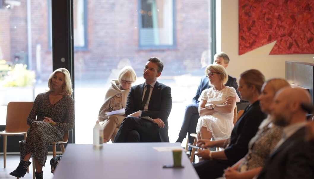 Opptakstalla legges fram. Statsråd Henrik Asheim omgitt av rektorer og prorektorer. Nina Waaler, Berit Rokne og UiTs Anne Husebekk. Opptakstalla legges fram. Statsråd Henrik Asheim omgitt av rektorer og prorektorer. Nina Waaler, Berit Rokne og UiTs Anne Husebekk.