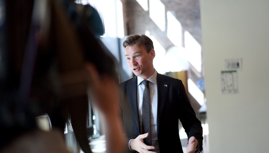 Årets tall viser at rekordmange søkere til årsstudier. Forsknings- og høyere utdanningsminister Henrik Asheim mener det kan henge sammen med koronakrisen, som gjør at det er færre muligheter på arbeidsmarkedet. Årets tall viser at rekordmange søkere til årsstudier. Forsknings- og høyere utdanningsminister Henrik Asheim mener det kan henge sammen med koronakrisen, som gjør at det er færre muligheter på arbeidsmarkedet.