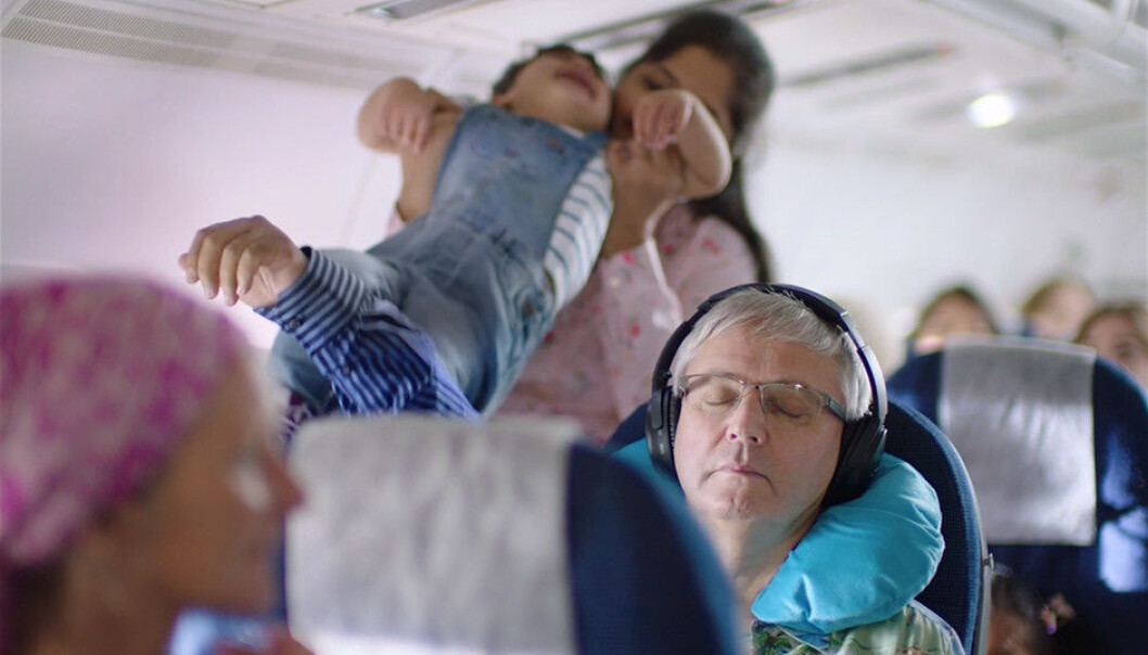 Kva skjer når nokon plutseleg bestemmer seg for å aksjonera ombord i eit fly? Det prøver filmen De berørte å visa. Kva skjer når nokon plutseleg bestemmer seg for å aksjonera ombord i eit fly? Det prøver filmen De berørte å visa.