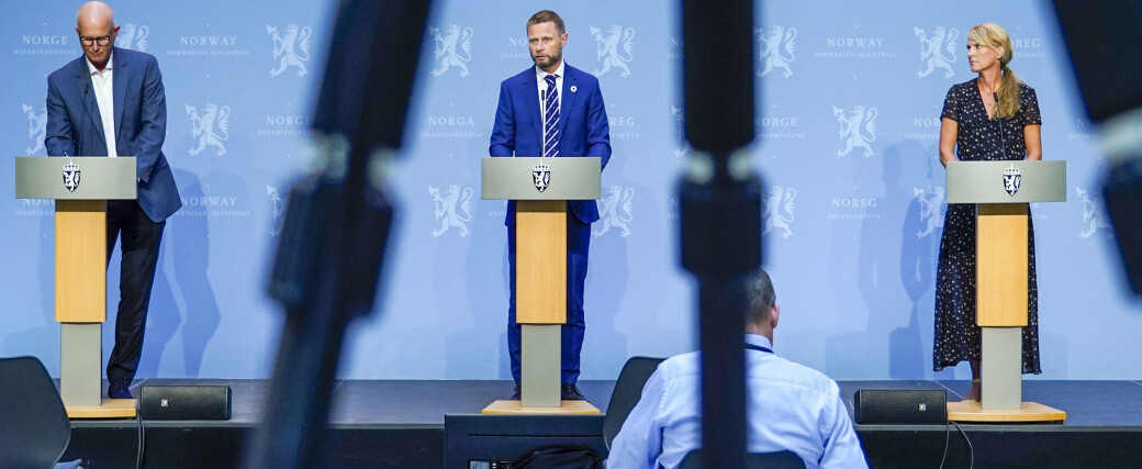 Oslo 20200731.
Helsedirektør Bjørn Guldvog, helse- og omsorgsminister Bent Høie (H) og avdelingsdirektør i Folkehelseinstituttet Line Vold under regjeringens pressekonferanse om koronasituasjonen i Oslo.
Foto: Lise Åserud / NTB scanpix Oslo 20200731.
Helsedirektør Bjørn Guldvog, helse- og omsorgsminister Bent Høie (H) og avdelingsdirektør i Folkehelseinstituttet Line Vold under regjeringens pressekonferanse om koronasituasjonen i Oslo.
Foto: Lise Åserud / NTB scanpix