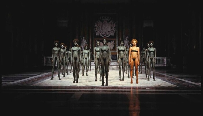 Fleire meiner Vanessa Beecroft sitt verk, «vb.48 721», er rasistisk og sexistisk. Det heng i eit fellesareal ved Kunsthøgskulen i Oslo, og er produsert av Kunst i offentlege rom (Koro). Fleire meiner Vanessa Beecroft sitt verk, «vb.48 721», er rasistisk og sexistisk. Det heng i eit fellesareal ved Kunsthøgskulen i Oslo, og er produsert av Kunst i offentlege rom (Koro).