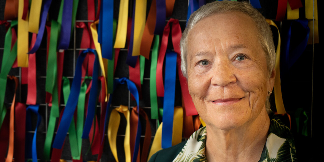 Rektor ved Høgskolen i Innlandet, Kathrine Skretting, avbildet med noen av sløyfene som sla kyttes opp i markeringen mot rasisme. Rektor ved Høgskolen i Innlandet, Kathrine Skretting, avbildet med noen av sløyfene som sla kyttes opp i markeringen mot rasisme.