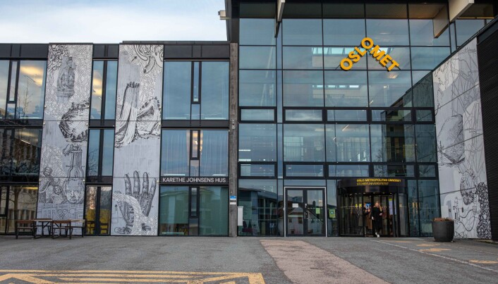 Det kan bli mange flere år her på Kjeller før ny campus i Lillestrøm er bygget. Ansatte er fornøyd med at de da slipper å flytte til andre midlertidige lokaler.. Det kan bli mange flere år her på Kjeller før ny campus i Lillestrøm er bygget. Ansatte er fornøyd med at de da slipper å flytte til andre midlertidige lokaler..