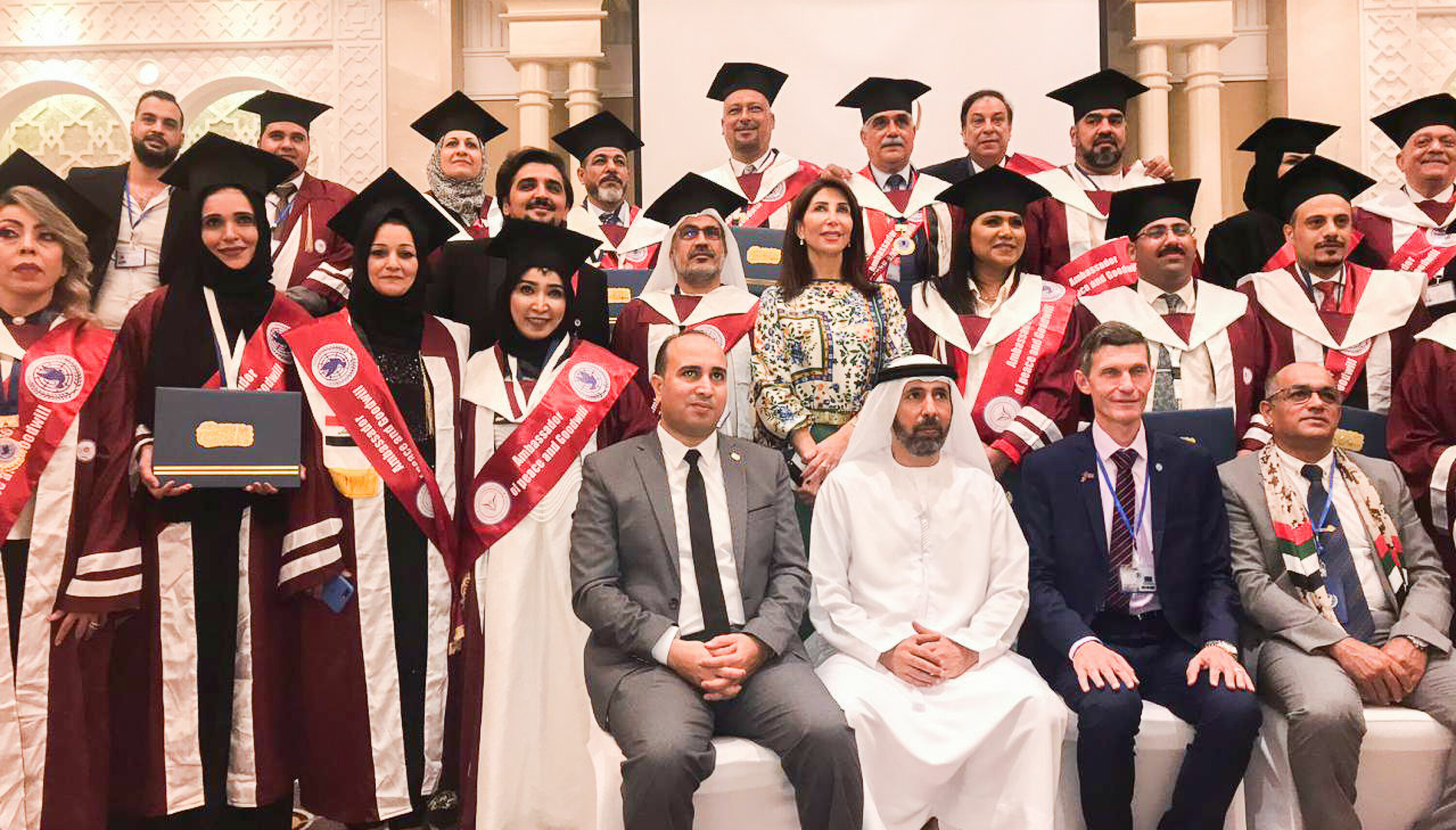 Slik så det ut da Jaf, nede til høyre, poserte sammen med de mange som mottok priser og æresdoktorgrader i De forente arabiske emirater i fjor.
