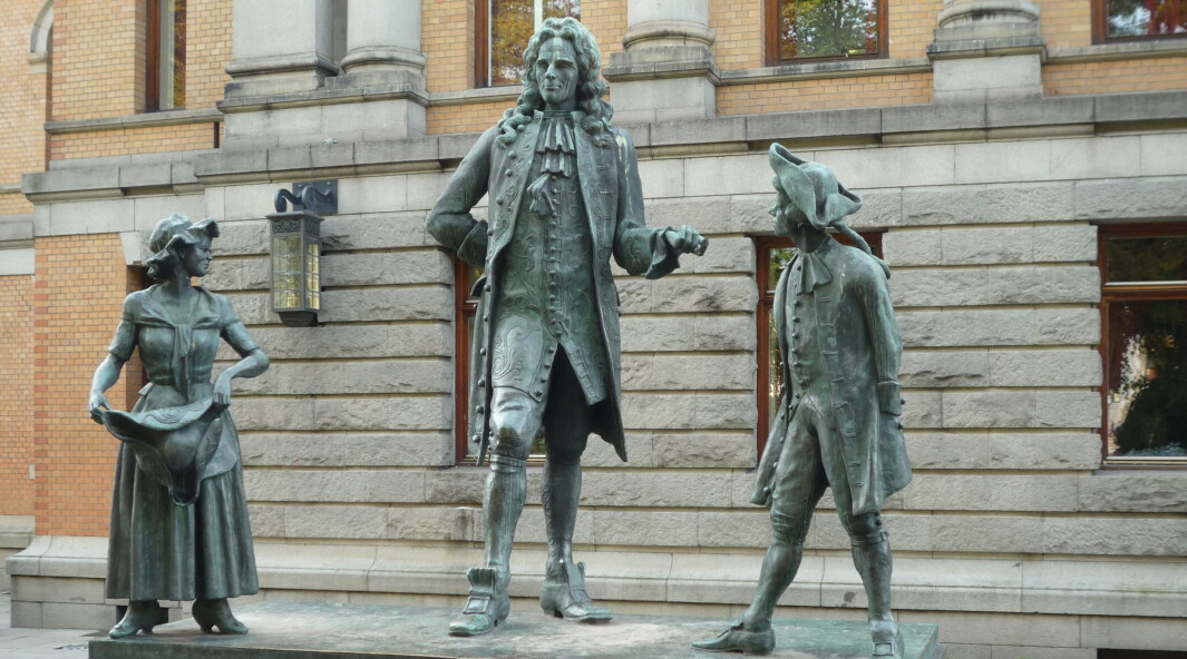 Holberg-statuen ved Nationalteateret i Oslo laget av Dyre Vaa og satt opp i 1939. Holberg-statuen ved Nationalteateret i Oslo laget av Dyre Vaa og satt opp i 1939.