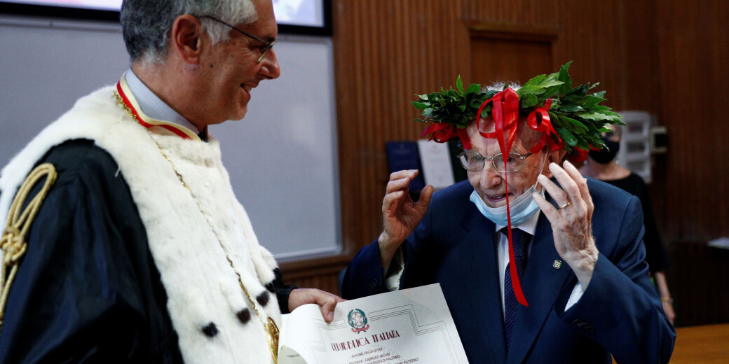 Her mottar Guiseppe Paternò (96) beviset på at han har fullført det treårige filosofi- og historiestudiet ved Universitetet i Palermo. Her mottar Guiseppe Paternò (96) beviset på at han har fullført det treårige filosofi- og historiestudiet ved Universitetet i Palermo.