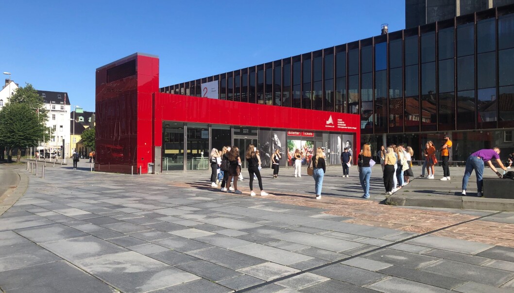 Strålande sol og nye venner. Slik sett ein fin start på studietida. Men no viser det seg at fleire studentar har fått påvist koronasmitte etter dei første studievekene. 22 av 26 nye smittetilfelle i Bergen er knytt til studentar. Strålande sol og nye venner. Slik sett ein fin start på studietida. Men no viser det seg at fleire studentar har fått påvist koronasmitte etter dei første studievekene. 22 av 26 nye smittetilfelle i Bergen er knytt til studentar.