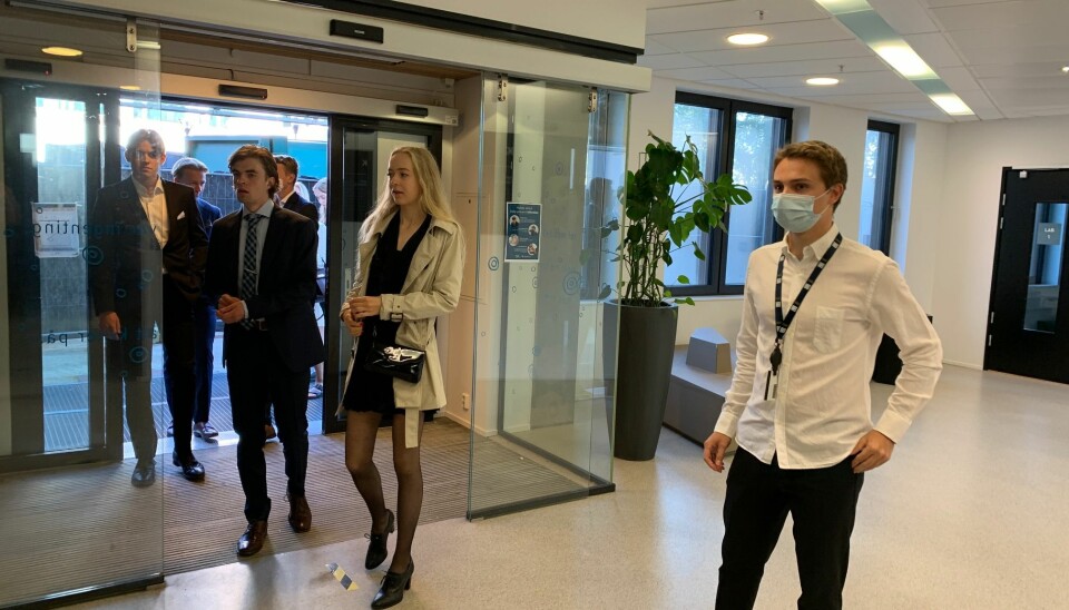Konsulent Jørgen Høiås understreket alvoret for nye NHH-studenter ved å stille med munnbind i inngangen til dagens immatrikulering.