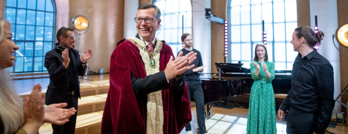 Artisten Sigrid avsluttet seremonien, og hilste på en fornøyd rektor Dag Rune Olsen etterpå. Artisten Sigrid avsluttet seremonien, og hilste på en fornøyd rektor Dag Rune Olsen etterpå.