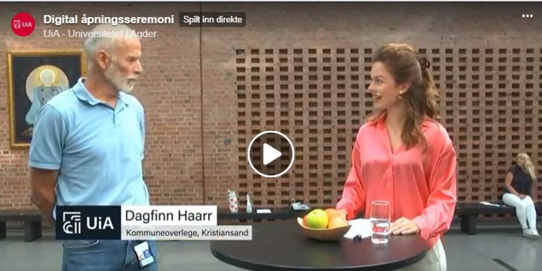Smittevernoverlege Dagfinn Haarr i Kristiansand kom med et morsomt, medisinsk innslag om smittevern under åpningsseremonien ved Universitetet i Agder. Her blir han intervjuet av programleder Helga Farestveit Smittevernoverlege Dagfinn Haarr i Kristiansand kom med et morsomt, medisinsk innslag om smittevern under åpningsseremonien ved Universitetet i Agder. Her blir han intervjuet av programleder Helga Farestveit