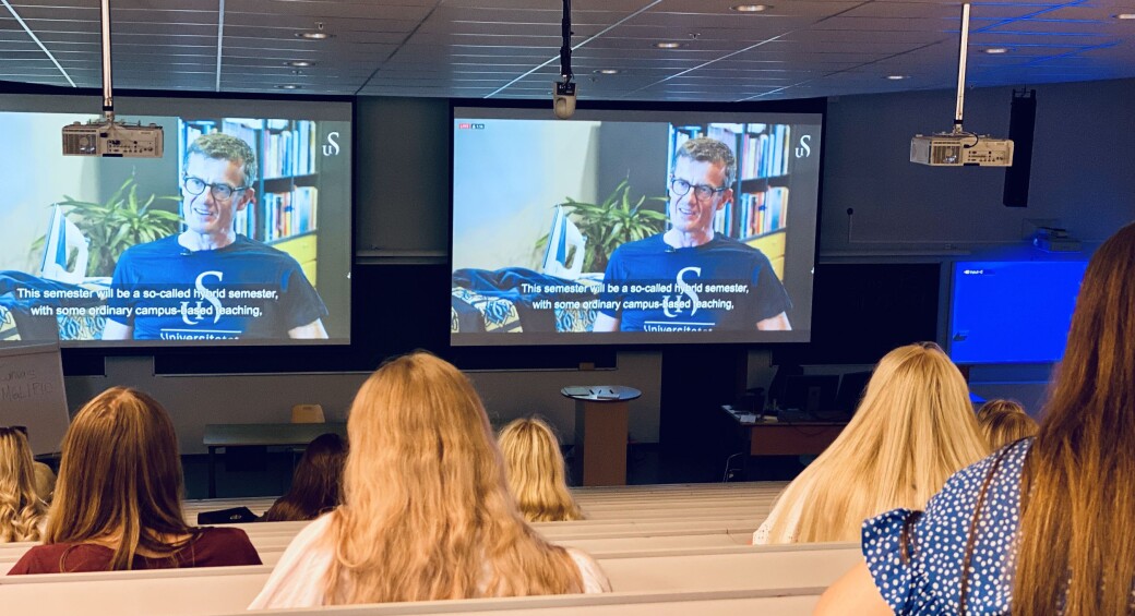 Her sveiver rektor ved Universitetet i Stavanger, Klaus Mohn, i gang studieåret 2020/2021 på digitalt vis. Den hurtig voksende digitaliseringen vi har opplevd under koronapandemien vil nok påvirke oss også etter pandemien, men hvordan jobber UH-sektoren for å gå fremtiden i møte? Her sveiver rektor ved Universitetet i Stavanger, Klaus Mohn, i gang studieåret 2020/2021 på digitalt vis. Den hurtig voksende digitaliseringen vi har opplevd under koronapandemien vil nok påvirke oss også etter pandemien, men hvordan jobber UH-sektoren for å gå fremtiden i møte?