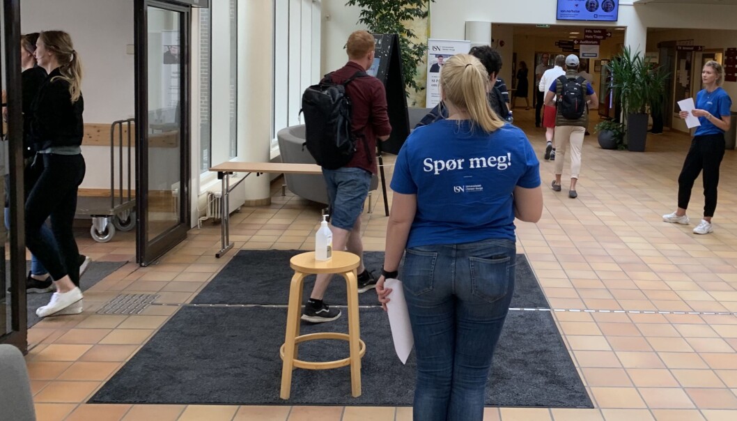 Antibac har vorte eit vanleg syn. Biletet er frå studiestart hausten 2020. Haustsemesteret vart nokre stader prega av nedstengingar og heimekontor, slik også første del av 2021 har vore. Antibac har vorte eit vanleg syn. Biletet er frå studiestart hausten 2020. Haustsemesteret vart nokre stader prega av nedstengingar og heimekontor, slik også første del av 2021 har vore.