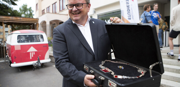 Rektor Arne Krumsvik med ny sveis og rektorkjedet i en koffert. Rektor Arne Krumsvik med ny sveis og rektorkjedet i en koffert.