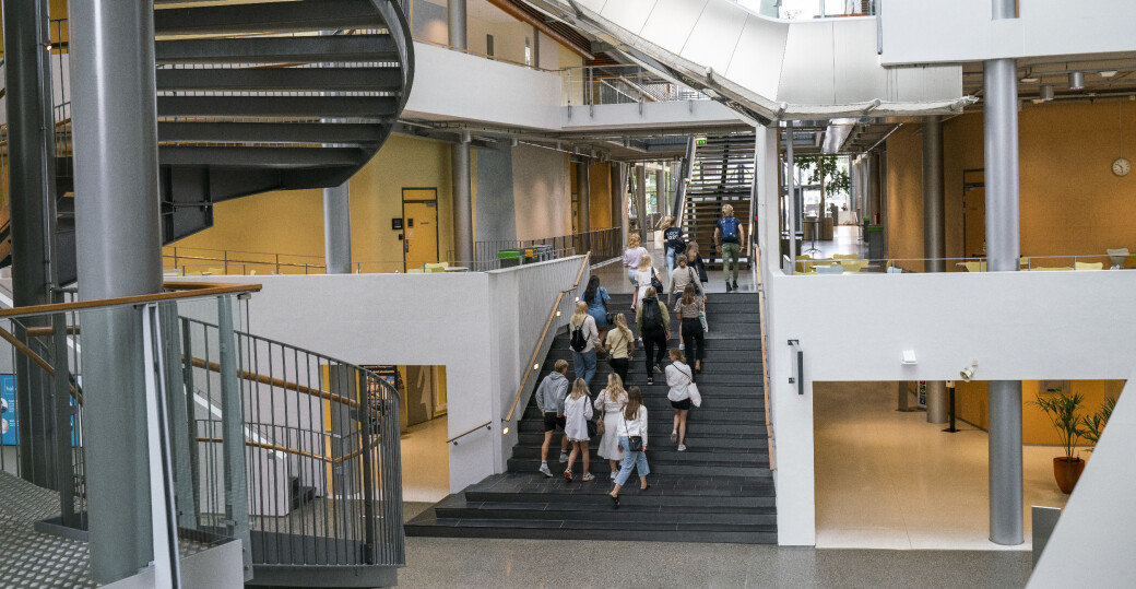 — Det er ikke til å stikke under en stol at det ved enkelte eksamensformer vil være enkelt å bruke ulovlige hjelpemidler dersom man sitter foran pc-skjermen hjemme, kontra hvis man er fysisk til stede på skolen, sier prorektor Bendik Meling Samuelsen. — Det er ikke til å stikke under en stol at det ved enkelte eksamensformer vil være enkelt å bruke ulovlige hjelpemidler dersom man sitter foran pc-skjermen hjemme, kontra hvis man er fysisk til stede på skolen, sier prorektor Bendik Meling Samuelsen.