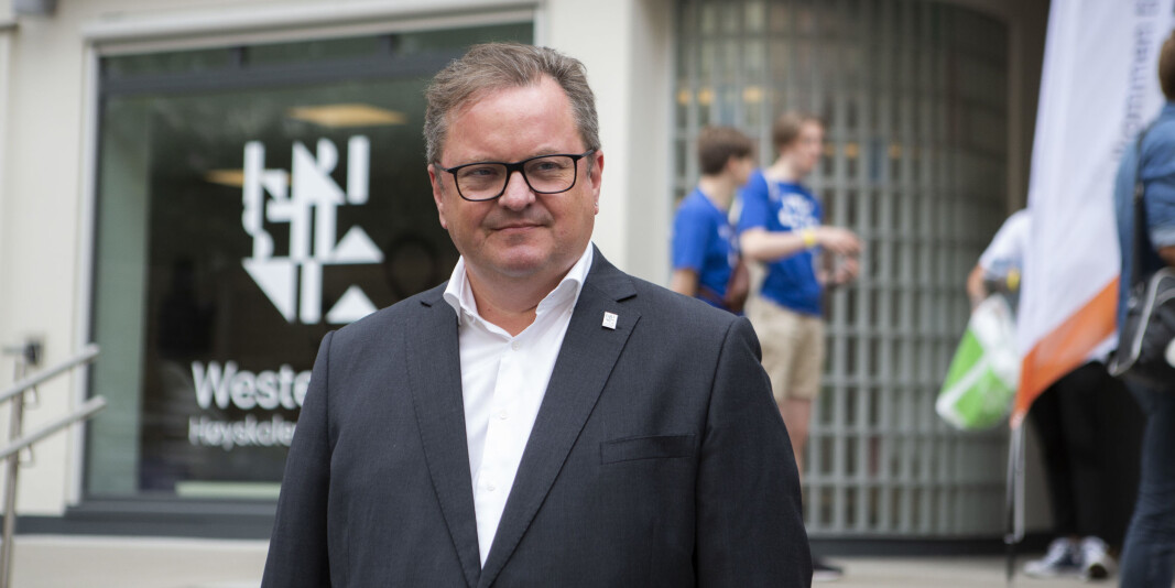 Rektor ved Høyskolen Kristiania, Arne Krumsvik, skriver i ettermiddag at han vil oppfordre alle studenter og ansatte om å bruke munnbind på campus om de ikke kan holde en meters avstand. Rektor ved Høyskolen Kristiania, Arne Krumsvik, skriver i ettermiddag at han vil oppfordre alle studenter og ansatte om å bruke munnbind på campus om de ikke kan holde en meters avstand.
