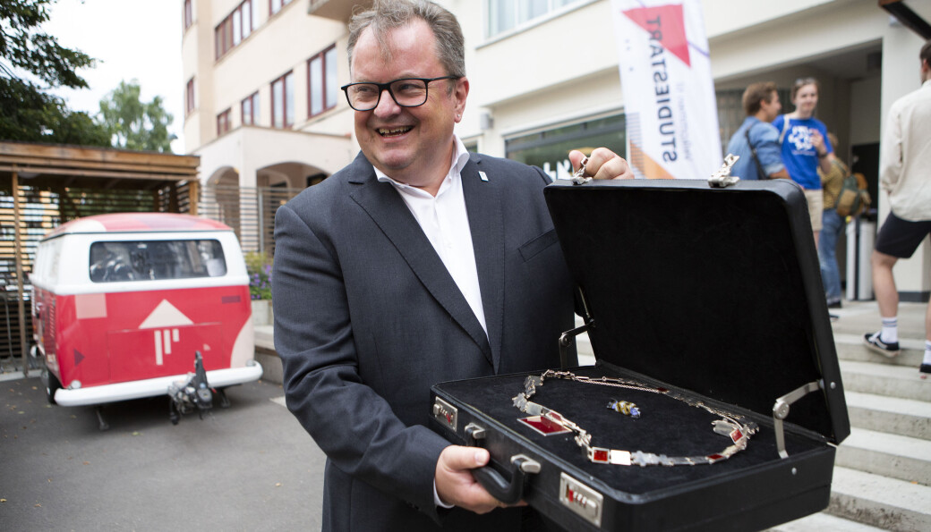 Rektor ved Høskolen Kristiania, Arne Krumsvik, gir frå seg rektorkjedet til ein ny etterfølgar i rektorstolen til sommaren. Rektor ved Høskolen Kristiania, Arne Krumsvik, gir frå seg rektorkjedet til ein ny etterfølgar i rektorstolen til sommaren.