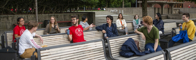 Disse studentene på Universitetet i Oslo holder i hvert fall avstandsreglene her. Disse studentene på Universitetet i Oslo holder i hvert fall avstandsreglene her.