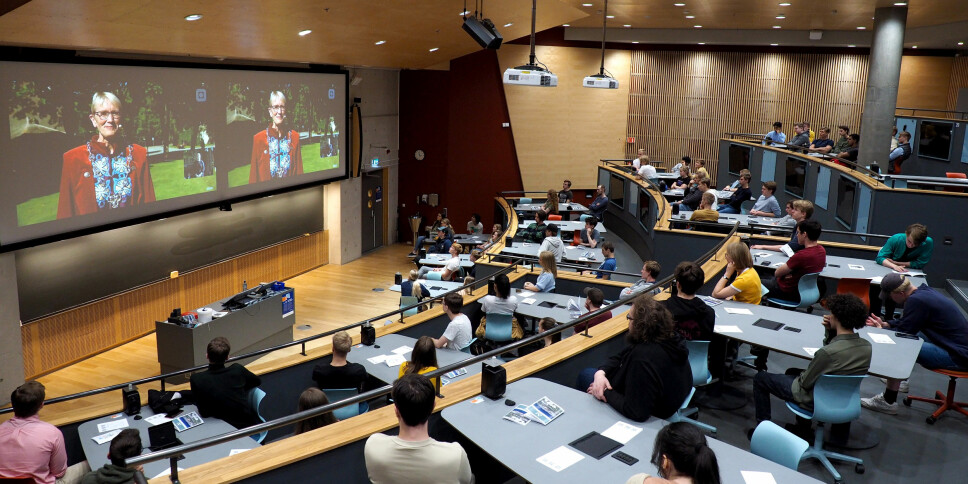 Flere studenter ved NTNU følgte den digitale åpningsseremonien i et av auditoriene til universitetet mandag.