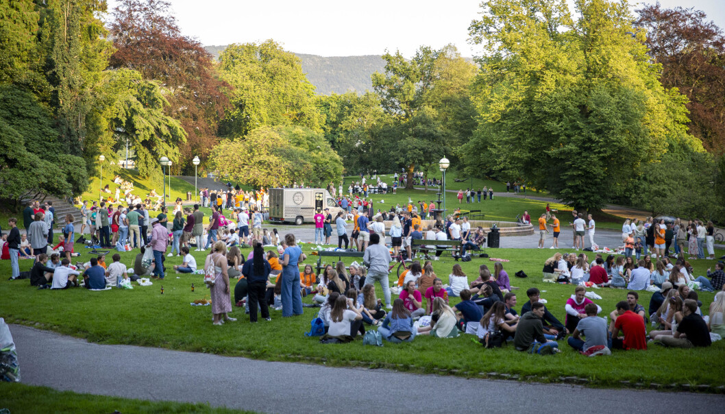 Flere studenter i Nygårdsparken i Bergen første dagen av fadderuka. Flere studenter i Nygårdsparken i Bergen første dagen av fadderuka.