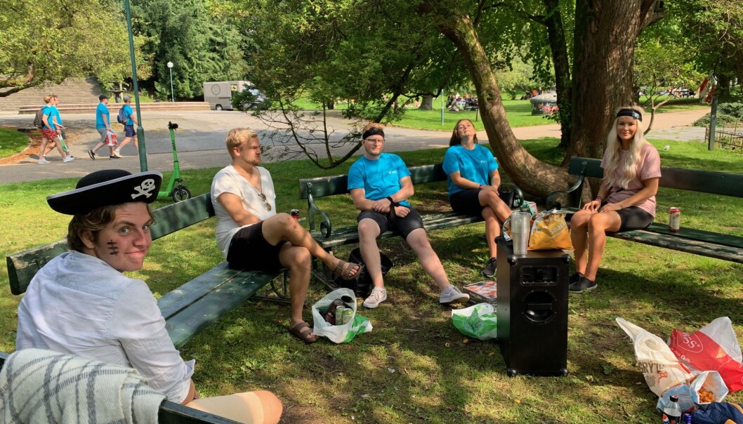 HVL-studentane i Nygårdsparken i Bergen tykkjer det er skummelt når ein UiB-student har testa positivt for koronasmitte., men trur det går greitt om de heldt seg til smittevernreglane. Frå venstre: Ole Jakob Steinvoll, David Mjelde, Martin Løvnes, Sunniva Støylen Haveland og Malene O. Magnussen. HVL-studentane i Nygårdsparken i Bergen tykkjer det er skummelt når ein UiB-student har testa positivt for koronasmitte., men trur det går greitt om de heldt seg til smittevernreglane. Frå venstre: Ole Jakob Steinvoll, David Mjelde, Martin Løvnes, Sunniva Støylen Haveland og Malene O. Magnussen.
