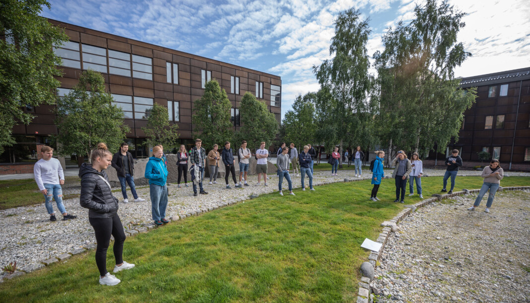 Semesterstart i Tromsø 2020 var annerledes, men restriksjoner til tross; flere studenter enn normalt starta på studiene og meldte seg opp til eksamen. Resultatet for UiT sin del betyr 27 millioner kroner ekstra på budsjettet i 2022. . Semesterstart i Tromsø 2020 var annerledes, men restriksjoner til tross; flere studenter enn normalt starta på studiene og meldte seg opp til eksamen. Resultatet for UiT sin del betyr 27 millioner kroner ekstra på budsjettet i 2022. .