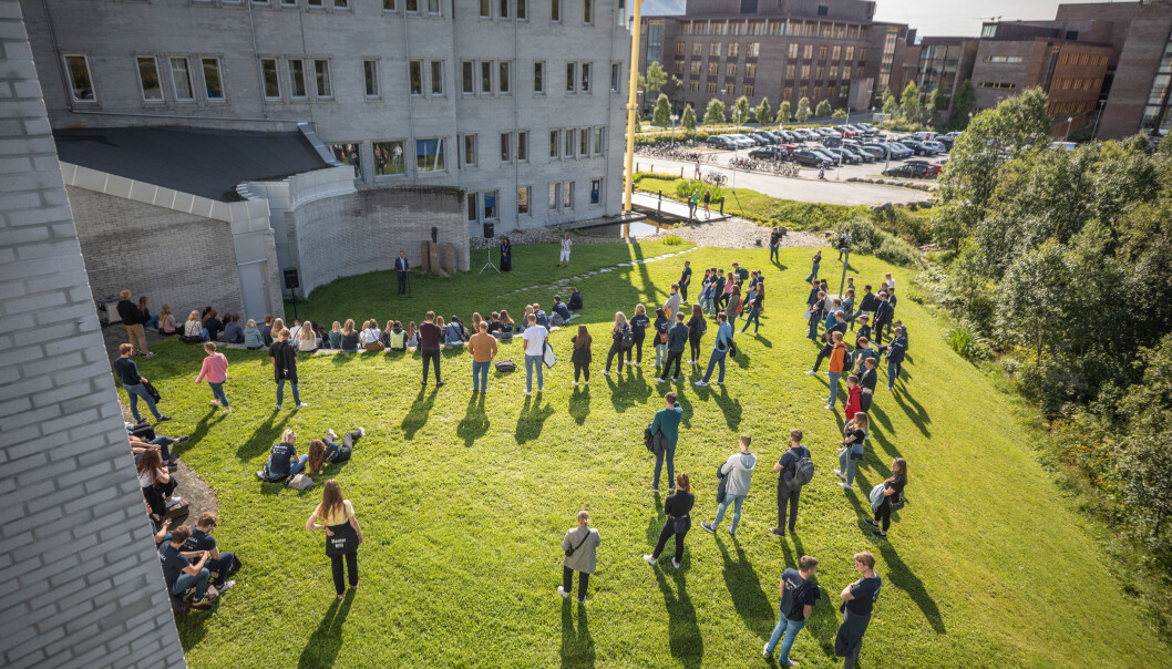 Kan studentene som sliter med å komme inn på arbeidsmarkedet, finne midlertidig ansettelse ved utdanningsinstitusjonene? Bildet er tatt ved semesterstart i Tromsø. Kan studentene som sliter med å komme inn på arbeidsmarkedet, finne midlertidig ansettelse ved utdanningsinstitusjonene? Bildet er tatt ved semesterstart i Tromsø.