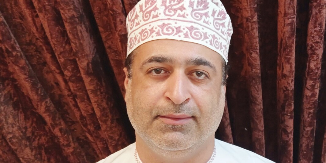 Yousuf Al-Zadjali er aktivist og sosiolog - og bruker Twitter til å avsløre utdanning som ikke er gyldig i eget hjemland, Oman.