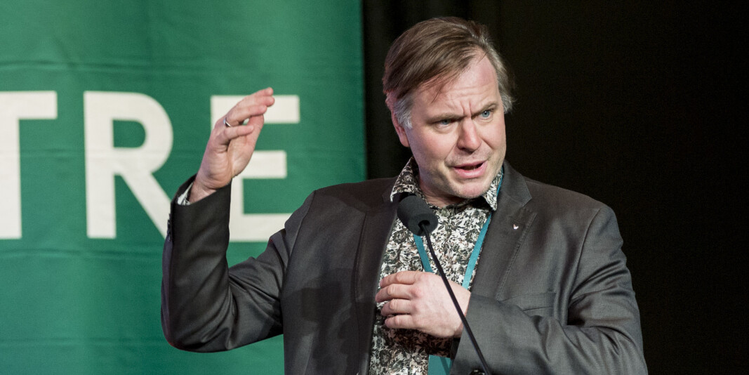 Ordførar i Stad, Alfred Bjørlo (V) meiner rektor ved Universitetet i Bergen, Dag Rune Olsen, manglar «tidsmessig syn på verda utanfor eigen navle». Ordførar i Stad, Alfred Bjørlo (V) meiner rektor ved Universitetet i Bergen, Dag Rune Olsen, manglar «tidsmessig syn på verda utanfor eigen navle».