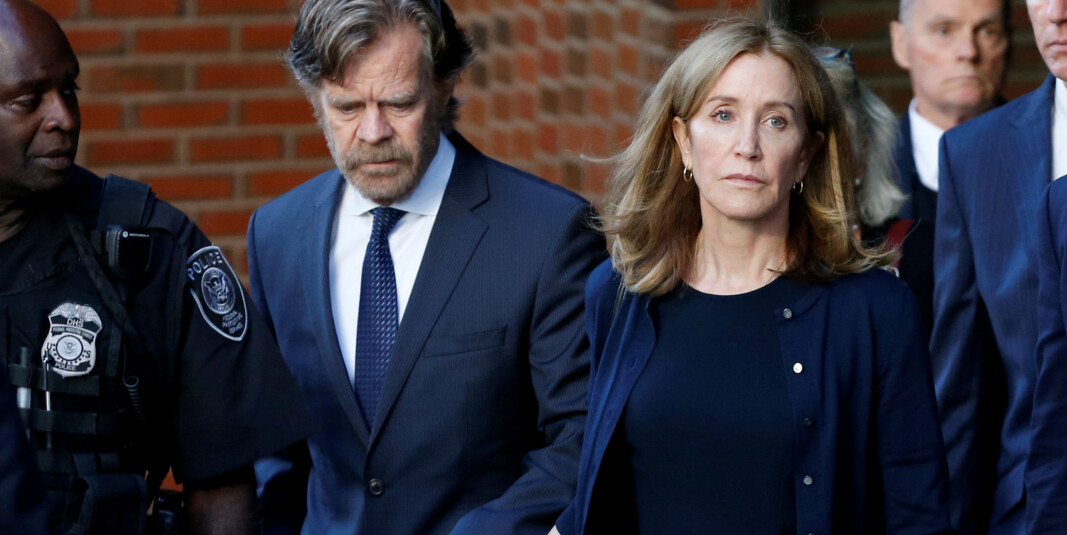 Felicity Huffman sammen med ektemannen William H. Macy etter hun ble dømt i en skandale som har rystet amerikanske universiteter. Macy var ikke innblandet. Felicity Huffman sammen med ektemannen William H. Macy etter hun ble dømt i en skandale som har rystet amerikanske universiteter. Macy var ikke innblandet.