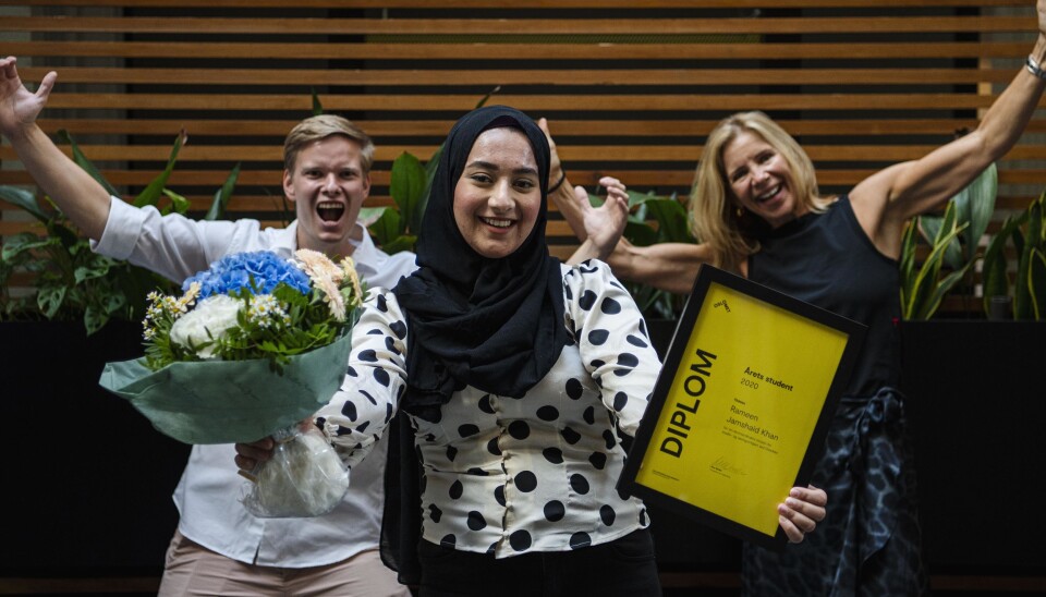 Prisvinner Rameen Jamshaid Khan i midten, sammen med nestleder i Studentparlamentet, Rolf Martin Aspenes, og prorektor Nina Waaler. Foto: Benjamin A. Ward / OsloMet
