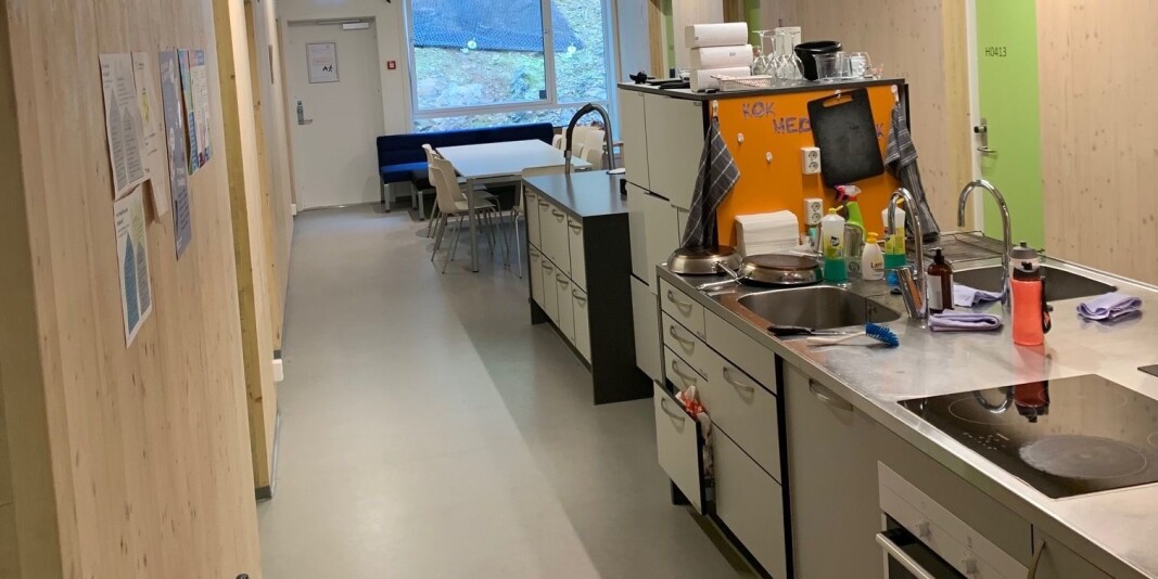 15 studentar har kvar sin hybel i den lange gangen, og deler kjøken og fellesareal. Men samskipnaden i Tromsø meiner ikkje alle kan vera her samstundes. 15 studentar har kvar sin hybel i den lange gangen, og deler kjøken og fellesareal. Men samskipnaden i Tromsø meiner ikkje alle kan vera her samstundes.