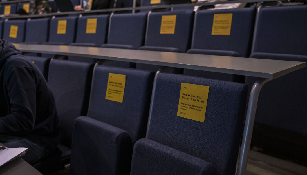 Auditoriene tømmes, mange skal undervises digitalt - verken forelesere eller studenter er særlige fornøyde med situasjonen. Auditoriene tømmes, mange skal undervises digitalt - verken forelesere eller studenter er særlige fornøyde med situasjonen.